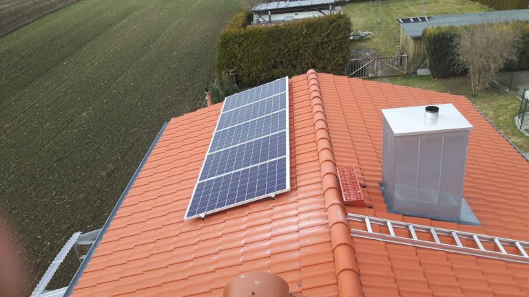 Kleine Photovoltaikanlage auf Hausdach von Inn-Solar