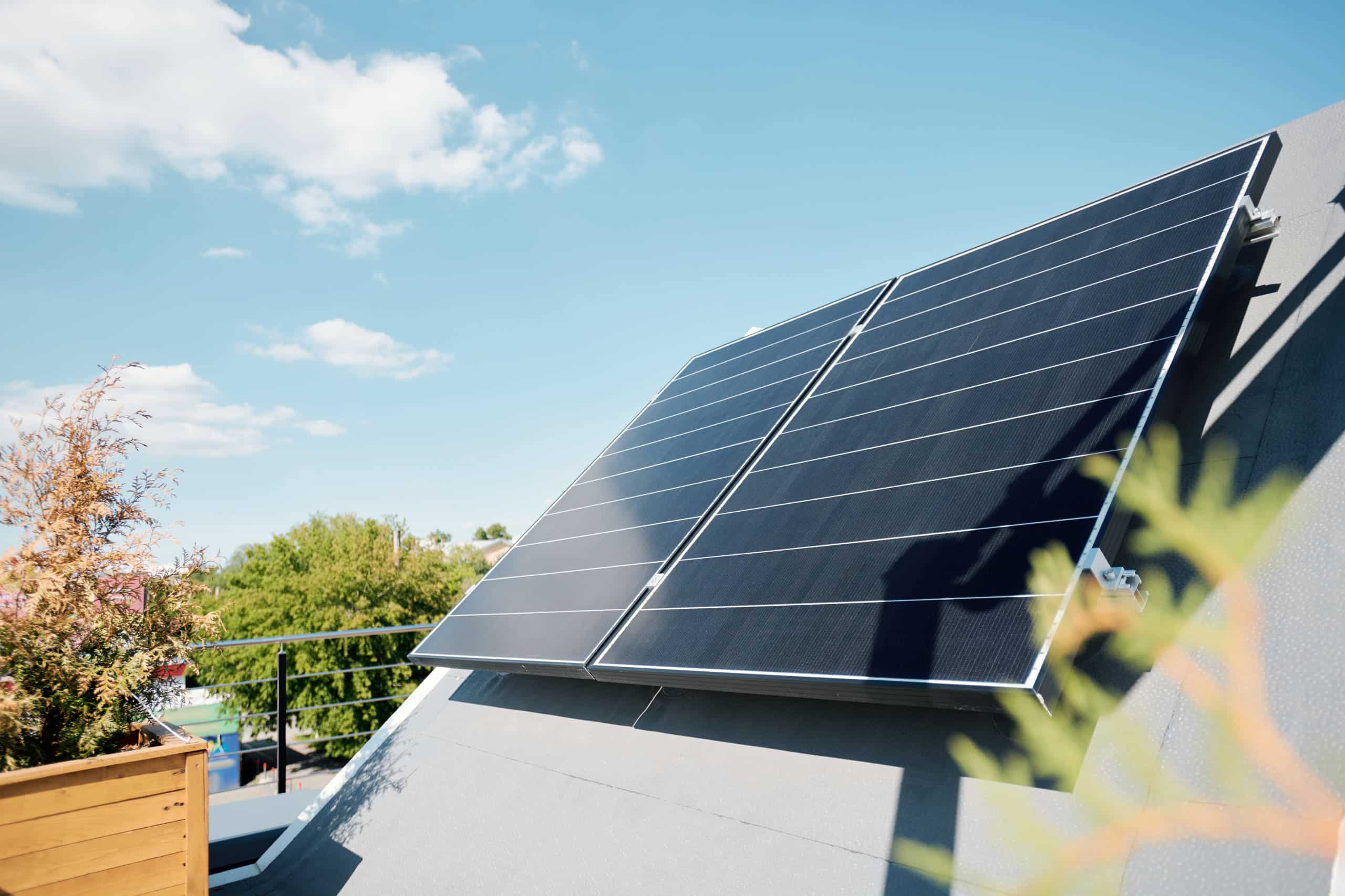 Große Solar-Panels auf Hausdach - Photovoltaik Rosenheim